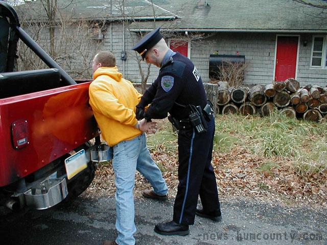 [Image: cop_arresting_criminal.jpg]